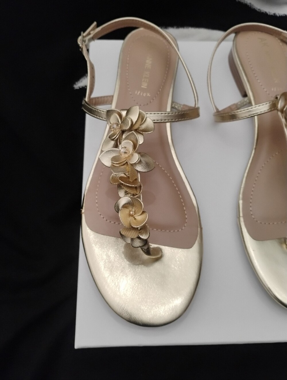 Anne Klein Flavia Iflex Metallic Gold Floral Embellished Thong Sandals Sz 10 NEW - Picture 7 of 16